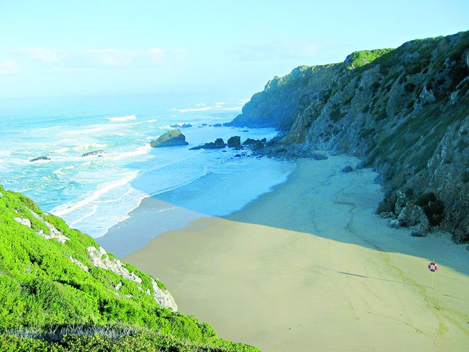 Praia da Adraga, em Sintra, é uma das 26 com uso limitado 