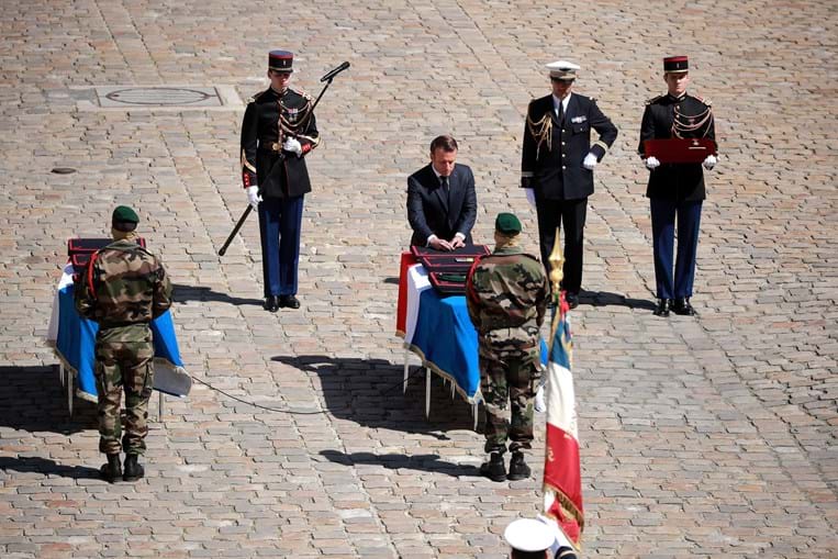 Emmanuel Macron homenageia fuzileiros mortos no Burkina Faso