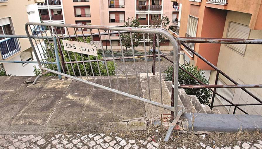 Barreiras de segurança colocadas pela Câmara de Sintra, mas sem previsão de reconstrução da estrutura degradada 
