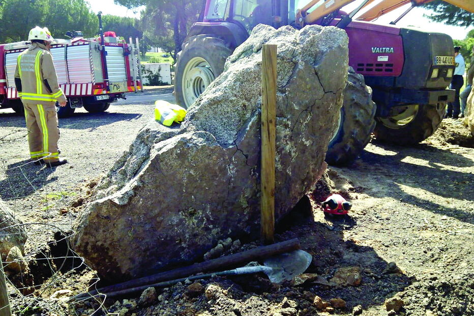 Homem foi soterrado por uma pedra que terá um peso superior a duas toneladas