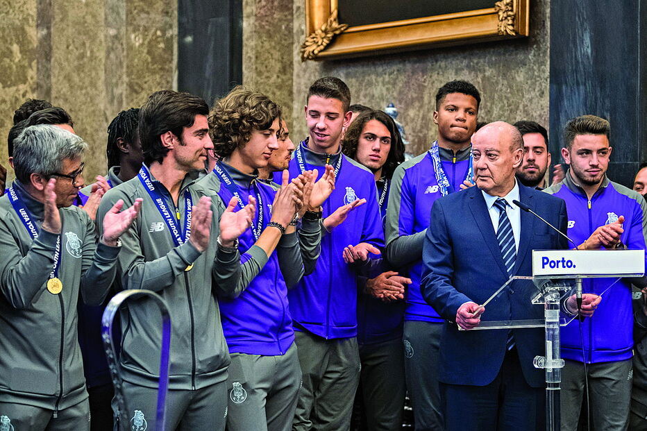 Plantel dos sub-19 do FC Porto foi recebido na câmara municipal, onde também esteve presente Pinto da Costa