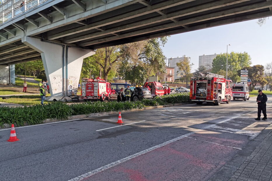 Despiste de Porsche na ponte móvel de Leça da Palmeira causa dois mortos e quatro feridos graves 
