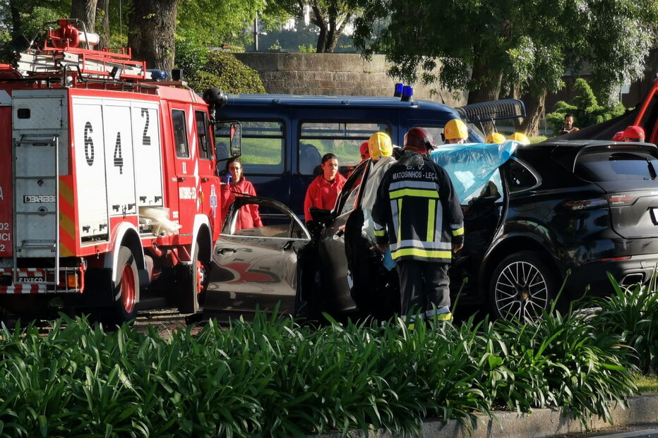 Despiste de Porsche na ponte móvel de Leça da Palmeira causa dois mortos e quatro feridos graves 