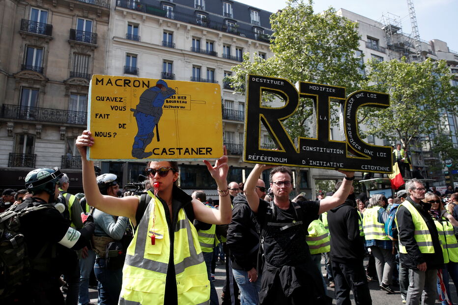Coletes amarelos voltam a sair à rua em Paris no Dia do Trabalhador