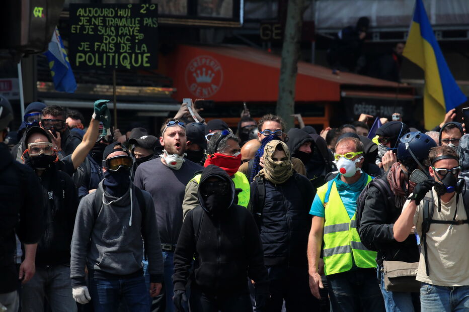 Coletes amarelos voltam a sair à rua em Paris no Dia do Trabalhador