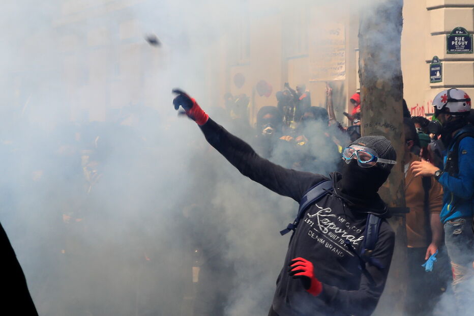 Coletes amarelos voltam a sair à rua em Paris no Dia do Trabalhador