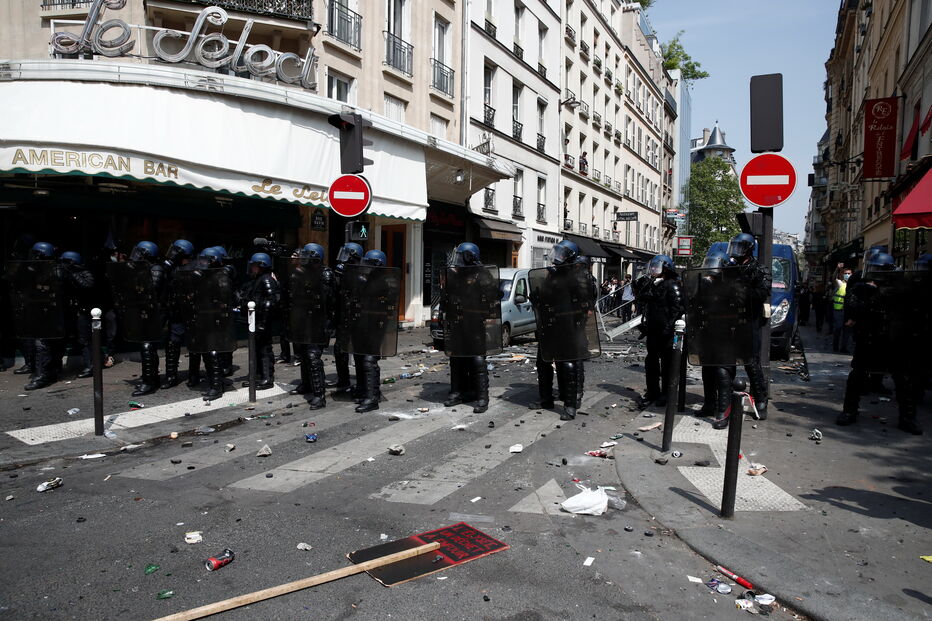 Coletes amarelos voltam a sair à rua em Paris no Dia do Trabalhador