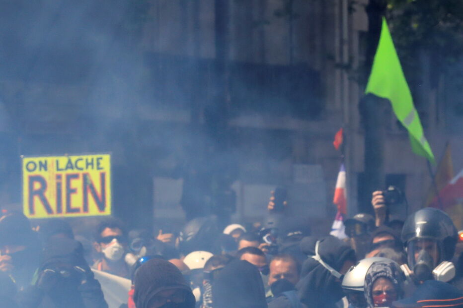 Coletes amarelos voltam a sair à rua em Paris no Dia do Trabalhador