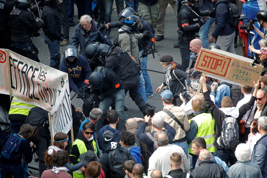 Coletes amarelos voltam a sair à rua em Paris no Dia do Trabalhador