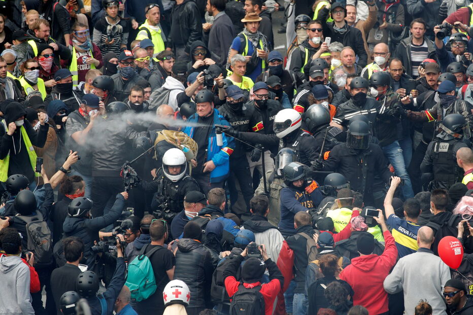 Coletes amarelos voltam a sair à rua em Paris no Dia do Trabalhador