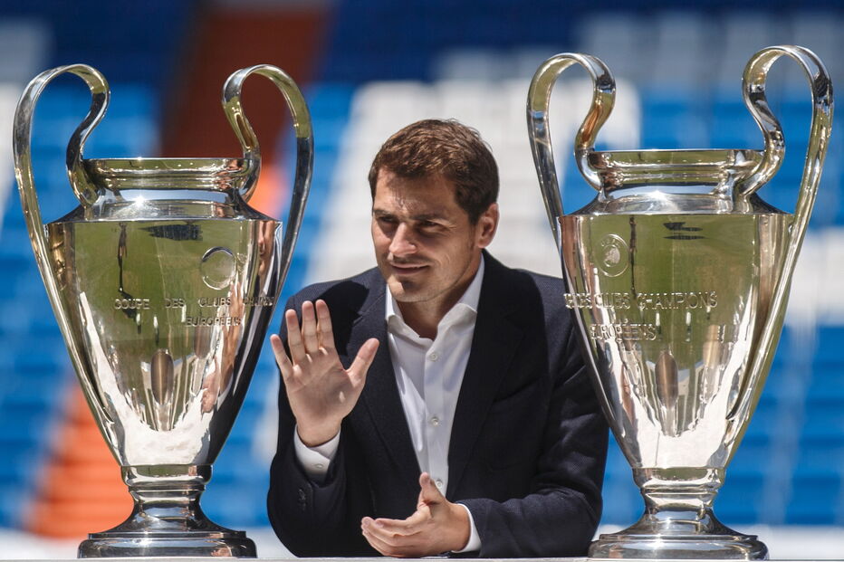 Iker Casillas rodeado de troféus na despedida do clube Real Madrid