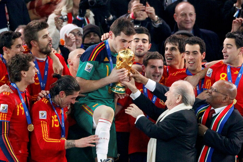 Iker Casillas segura troféu após seleção espanhola se sagrar campeã do mundo, em 2010