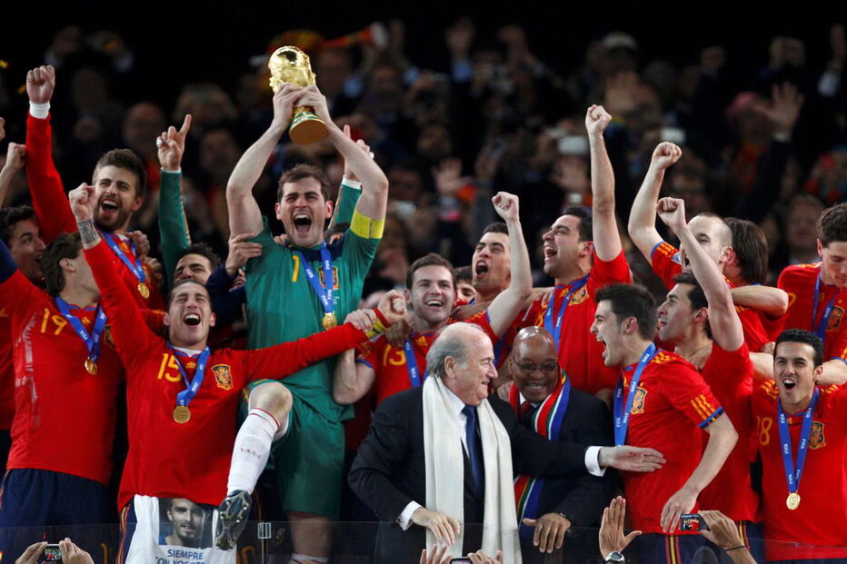 Iker Casillas segura troféu após seleção espanhola se sagrar campeã do mundo, em 2010