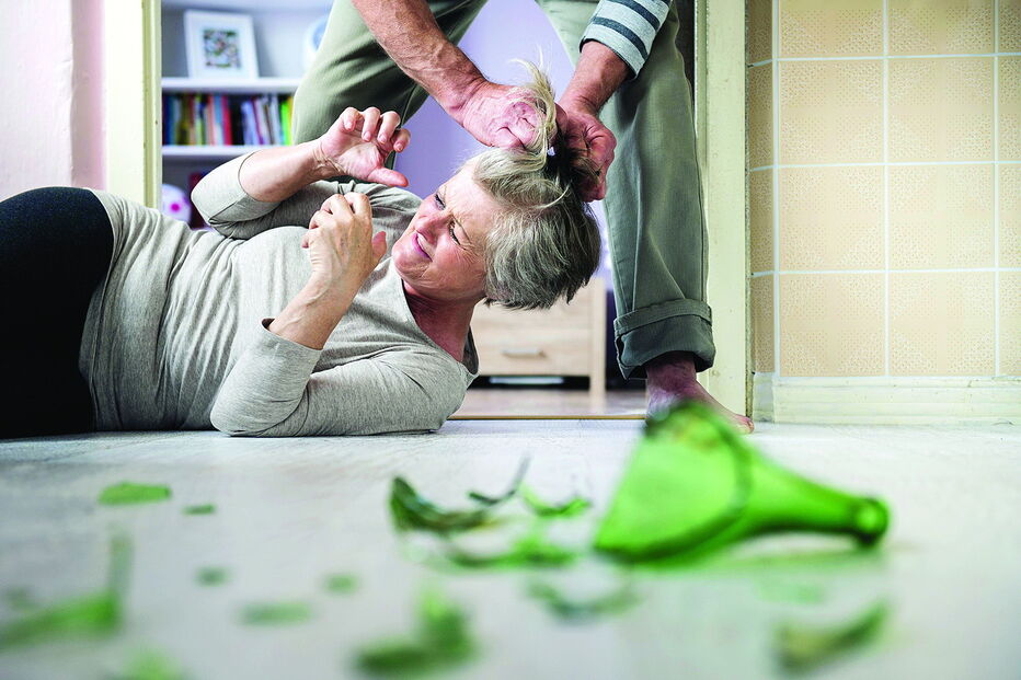 Arguido chegou a arrastar a mãe pelos cabelos no interior de um estabelecimento e desferiu-lhe murros e pontapés