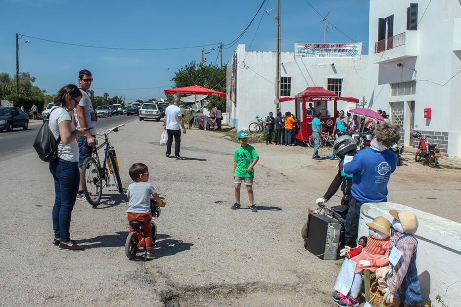 Bonecos são construídos, em segredo, durante meses, com temas ligados às localidades e aos produtos da terra 