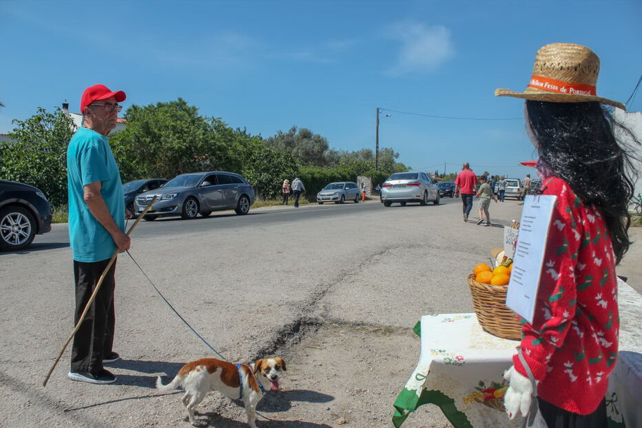 Bonecos são construídos, em segredo, durante meses, com temas ligados às localidades e aos produtos da terra 