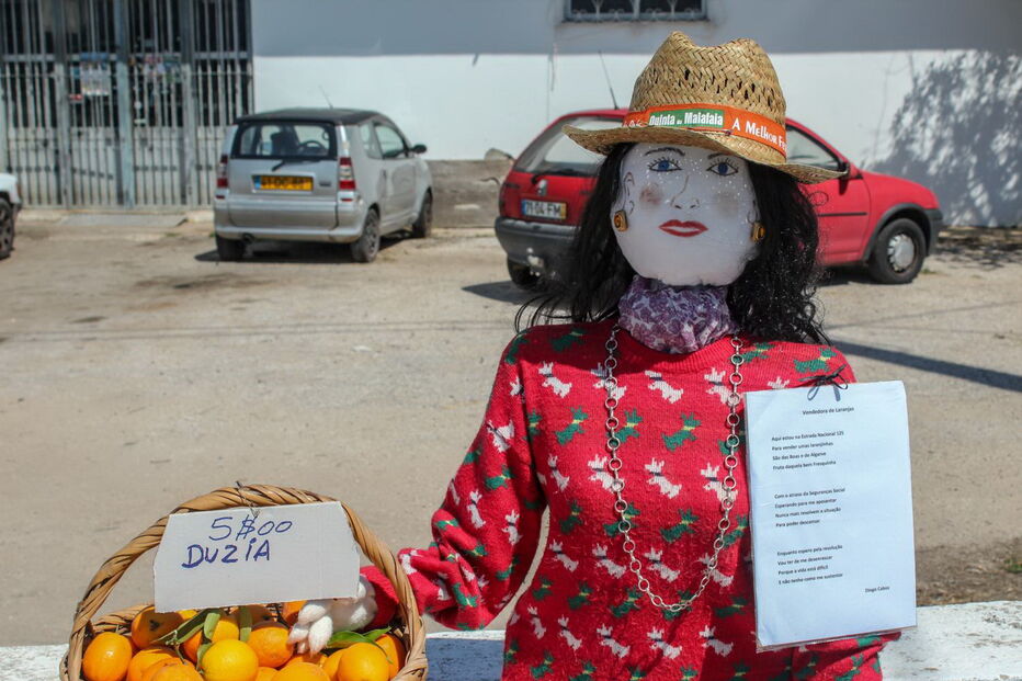Bonecos são construídos, em segredo, durante meses, com temas ligados às localidades e aos produtos da terra 