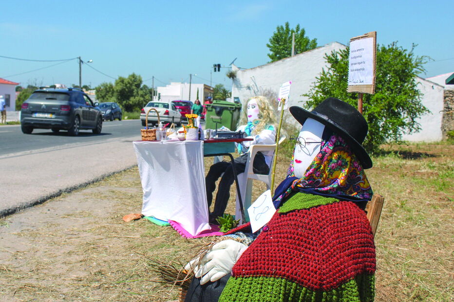 Bonecos são construídos, em segredo, durante meses, com temas ligados às localidades e aos produtos da terra 