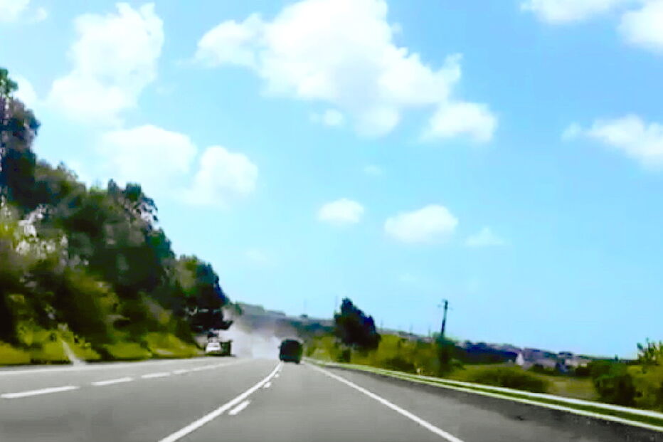 Autocarro foi desviado para a faixa contrária pelo condutor, que evitou o embate frontal