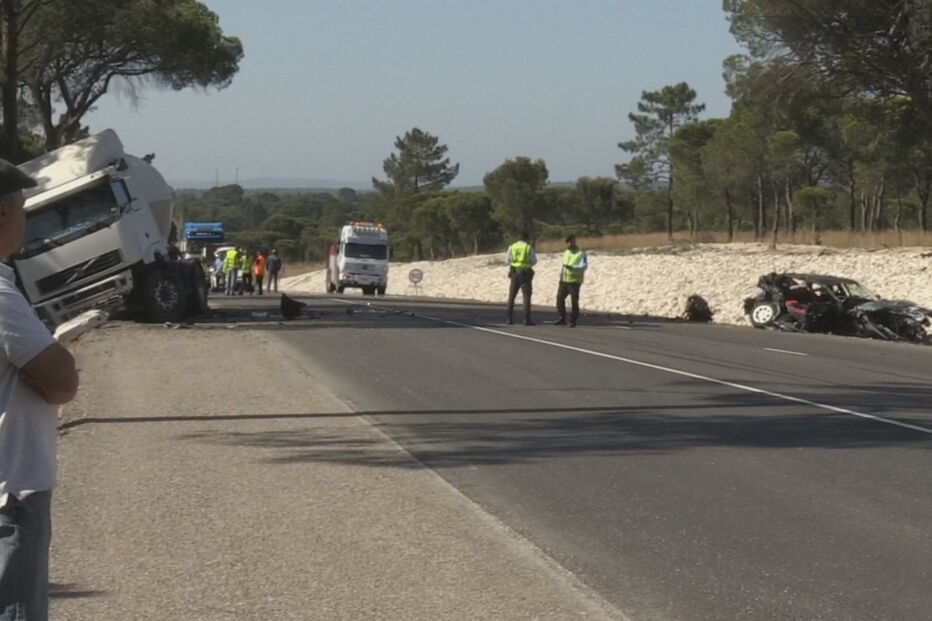 Um morto após colisão entre pesado e ligeiro em Alcácer do Sal