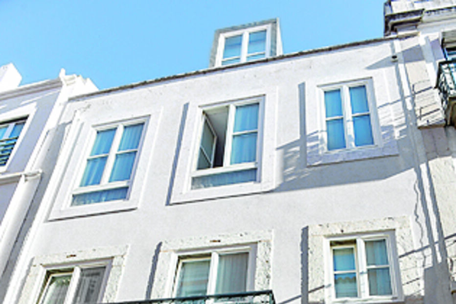 Casas contam com duas garagens e várias assoalhadas