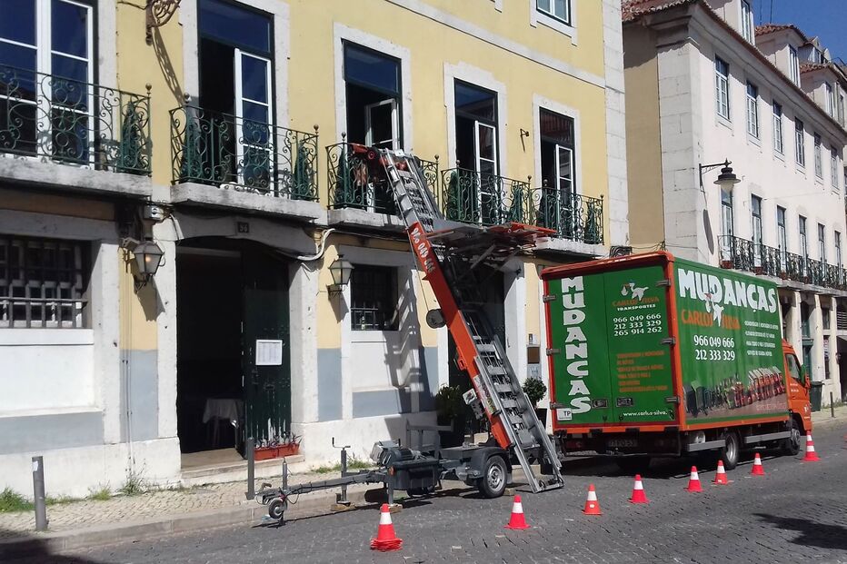 Casas contam com duas garagens e várias assoalhadas