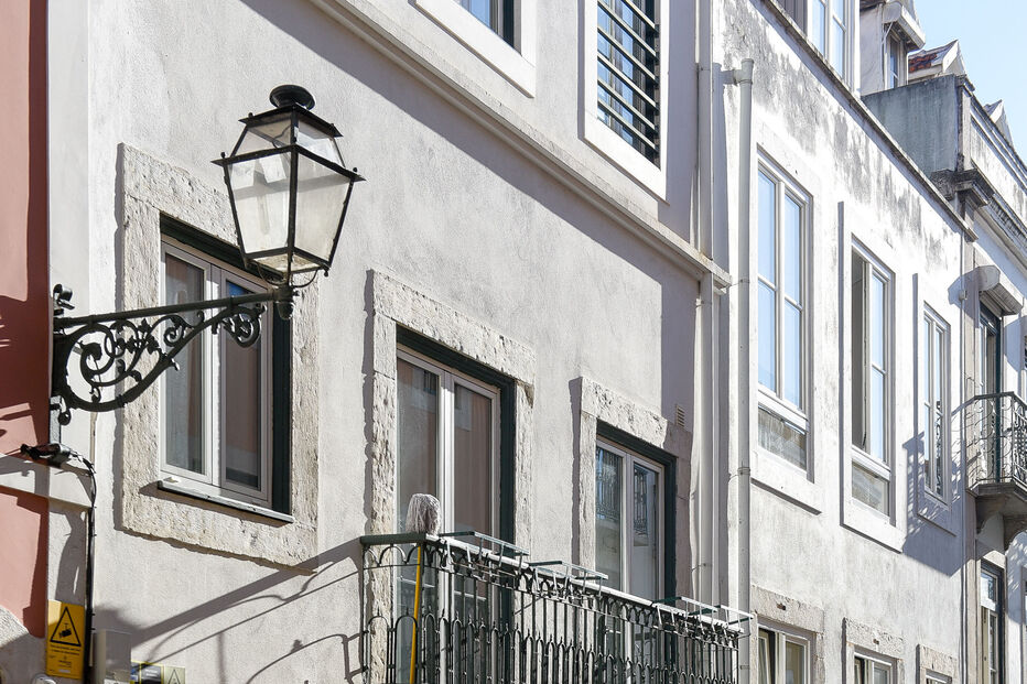 Casas contam com duas garagens e várias assoalhadas