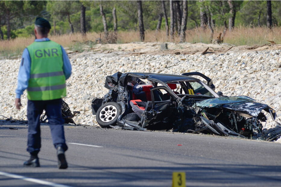 Um morto após colisão entre pesado e ligeiro em Alcácer do Sal