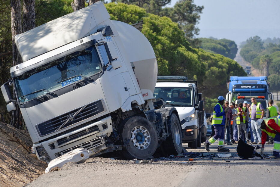 Um morto após colisão entre pesado e ligeiro em Alcácer do Sal