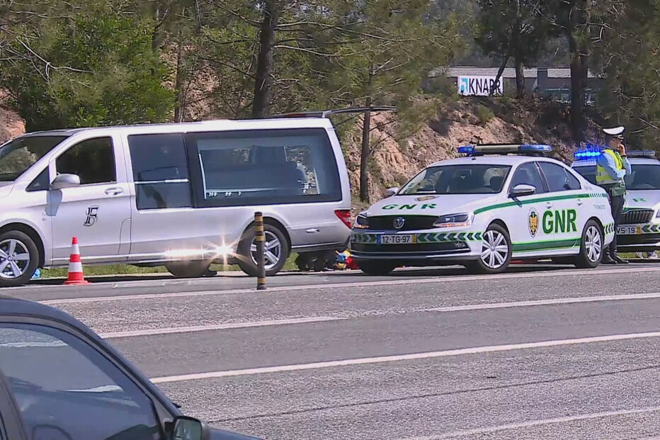 Homem morre em colisão entre mota e carro no IC2 em Leiria
