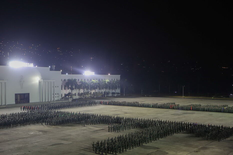 Nicolás Maduro marcha com militares para mostrar apoio das Forças Armadas. Veja as imagens