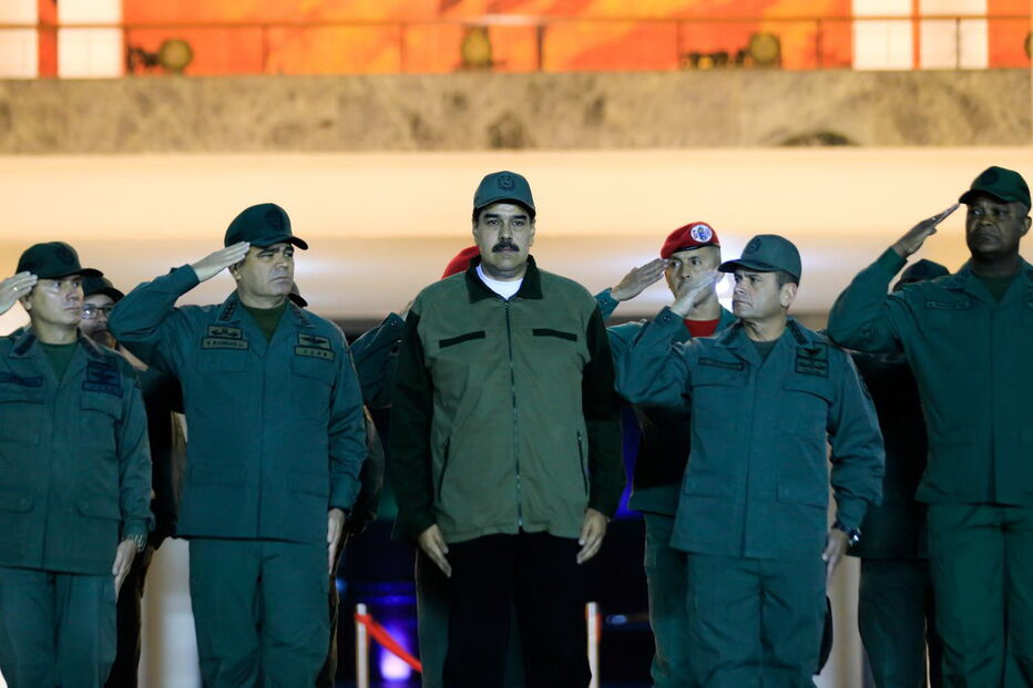 Nicolás Maduro marcha com militares para mostrar apoio das Forças Armadas. Veja as imagens