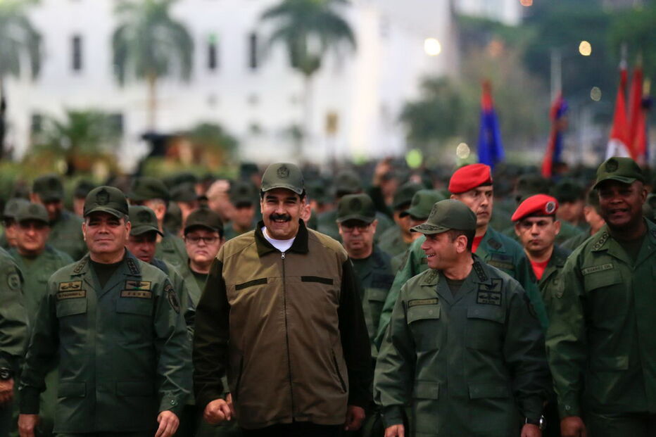 Nicolás Maduro marcha com militares para mostrar apoio das Forças Armadas. Veja as imagens