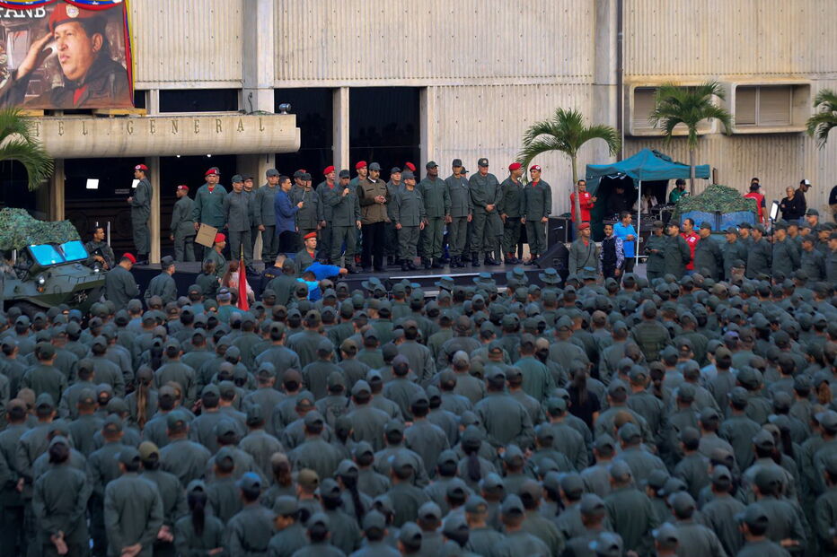 Nicolás Maduro marcha com militares para mostrar apoio das Forças Armadas. Veja as imagens