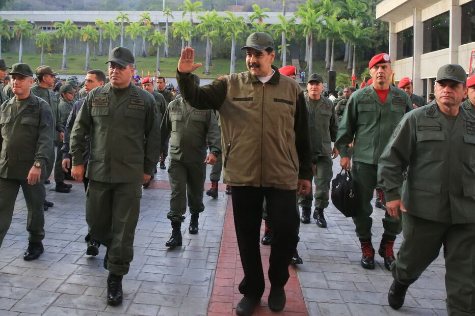 Nicolás Maduro marcha com militares para mostrar apoio das Forças Armadas. Veja as imagens