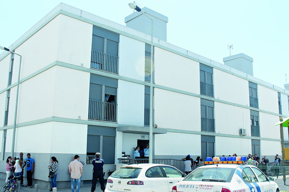 Mulher foi encontrada morta no apartamento onde vivia