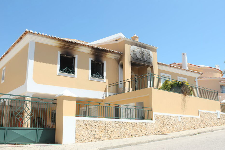 Chamas deflagraram quarta-feira à noite numa casa da urbanização de Gambelas, em Faro 