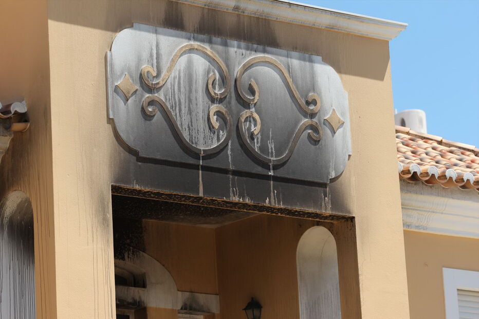 Chamas deflagraram quarta-feira à noite numa casa da urbanização de Gambelas, em Faro 