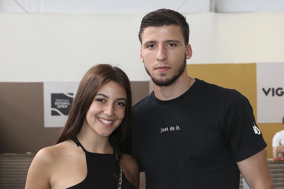 April Ivy e Rúben Dias