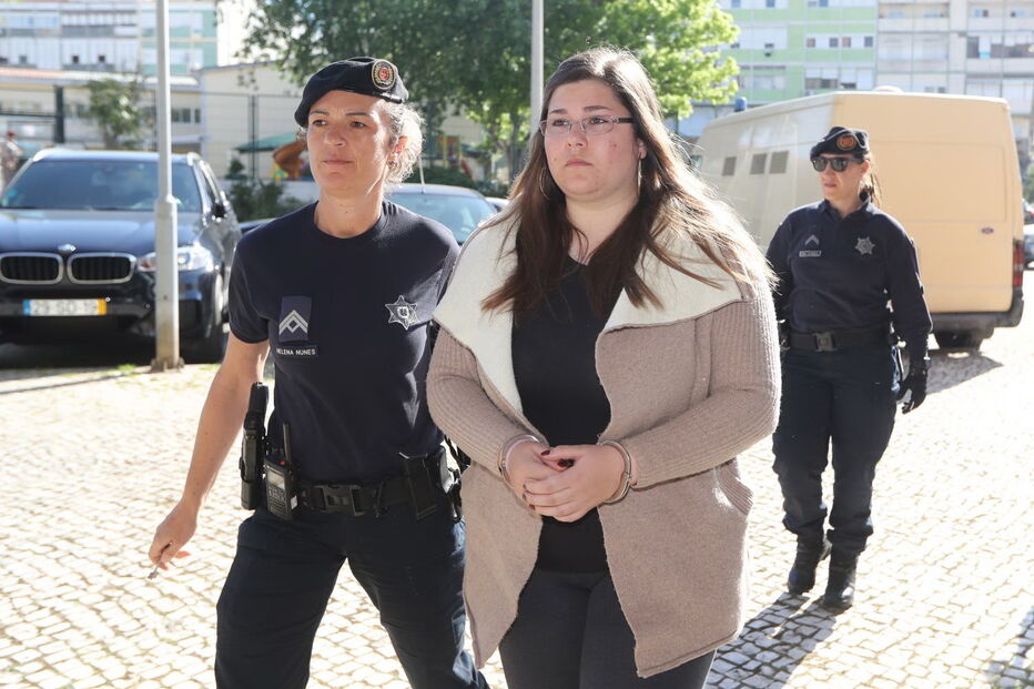 Diana Fialho chega ao tribunal do Barreiro para ser julgada no caso da morte da mãe, Amélia Fialho