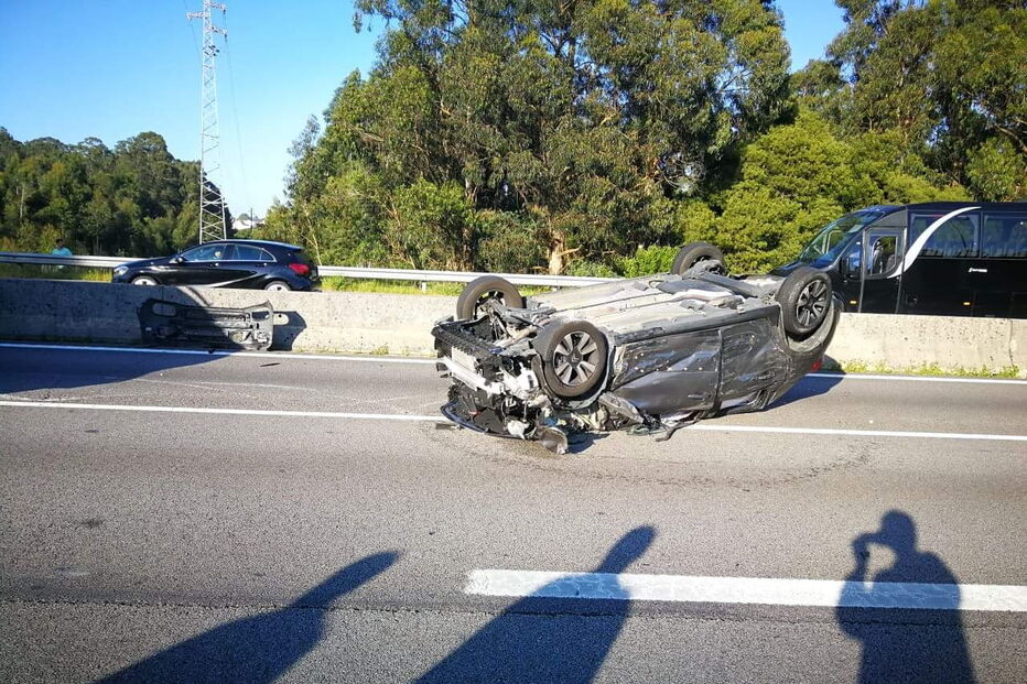 Violento acidente faz 10 feridos na A29 em Gaia. Nove carros envolvidos 