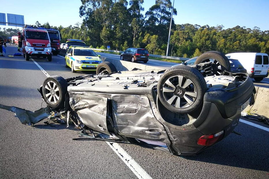 Violento acidente faz 10 feridos na A29 em Gaia. Nove carros envolvidos 