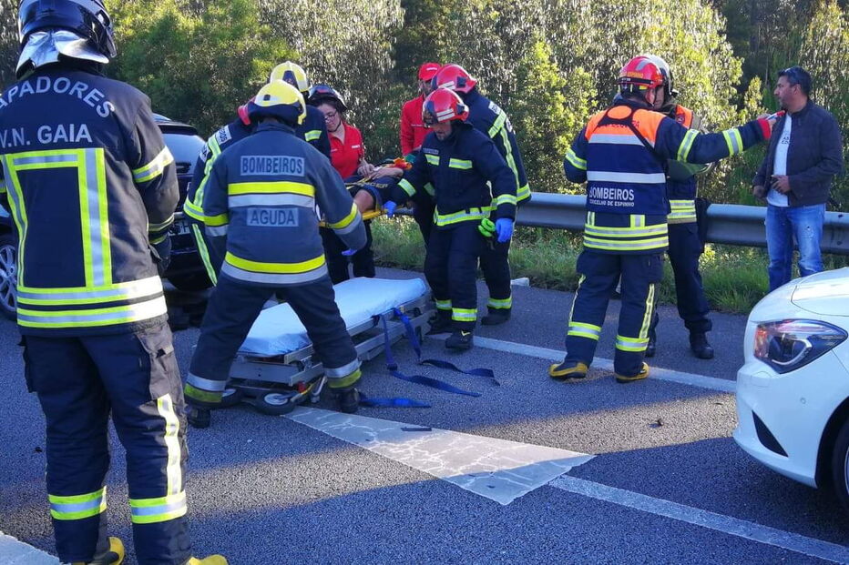 Violento acidente faz 10 feridos na A29 em Gaia. Nove carros envolvidos 