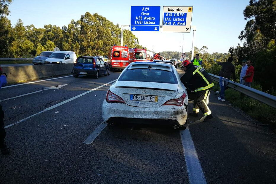 Violento acidente faz 10 feridos na A29 em Gaia. Nove carros envolvidos 