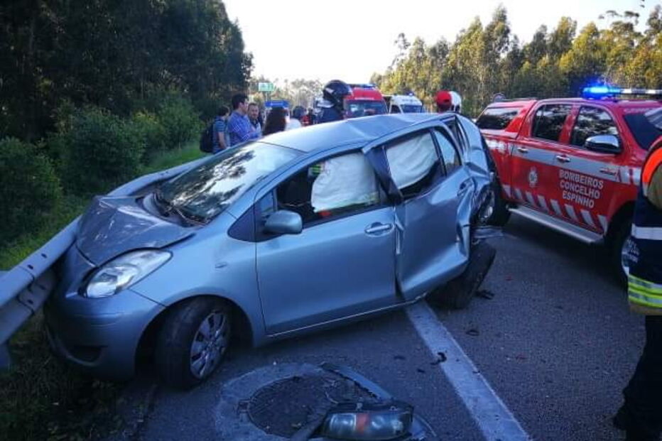 Violento acidente faz 10 feridos na A29 em Gaia. Nove carros envolvidos 