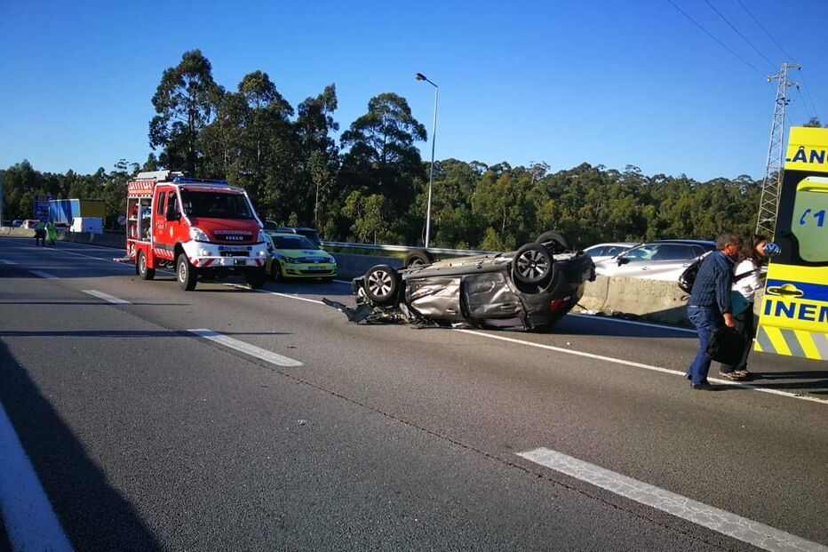 Violento acidente faz 10 feridos na A29 em Gaia. Nove carros envolvidos 