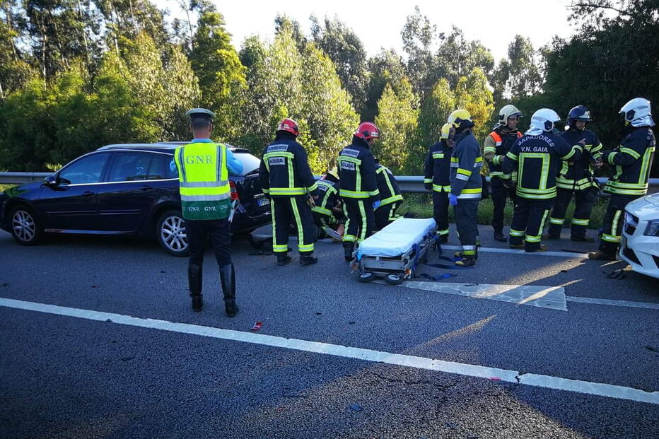 Violento acidente faz 10 feridos na A29 em Gaia. Nove carros envolvidos 