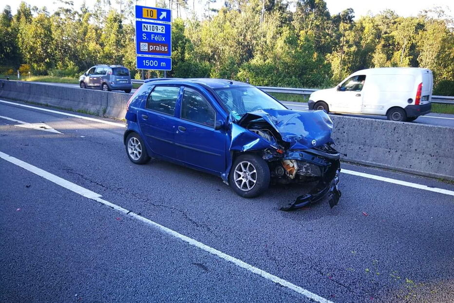 Violento acidente faz 10 feridos na A29 em Gaia. Nove carros envolvidos 