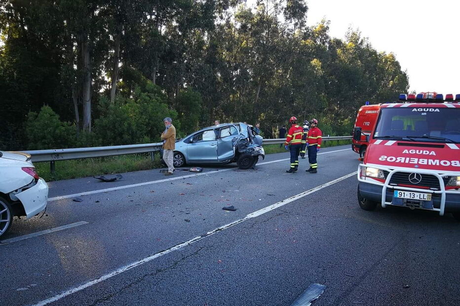 Violento acidente faz 10 feridos na A29 em Gaia. Nove carros envolvidos 