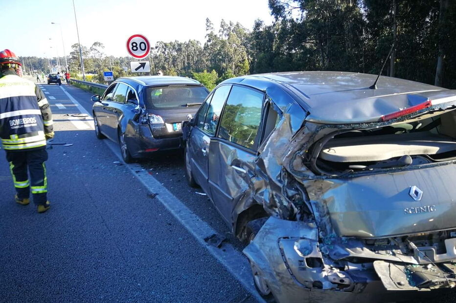 Violento acidente faz 10 feridos na A29 em Gaia. Nove carros envolvidos 